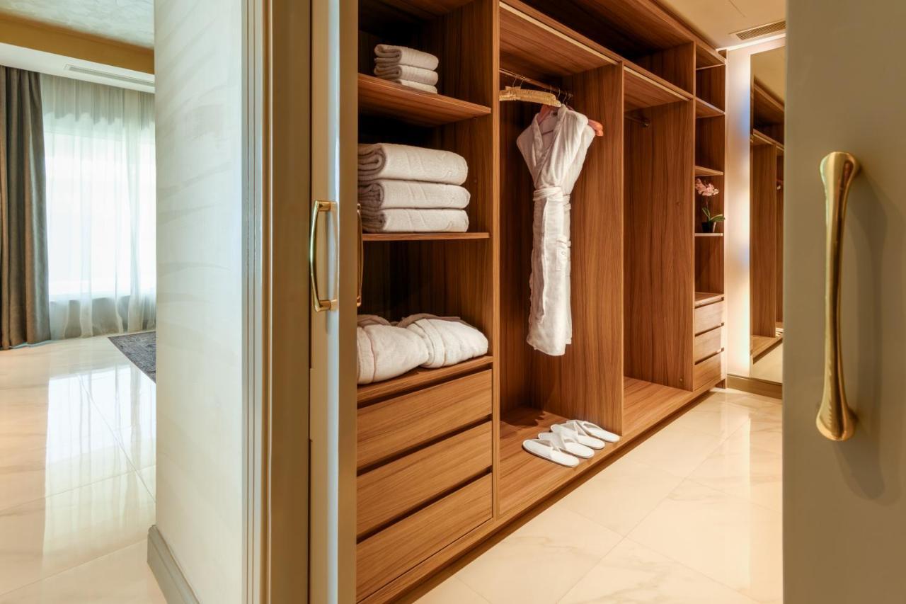 Centara West Bay Hotel & Residences Doha Exterior photo A walk-in closet