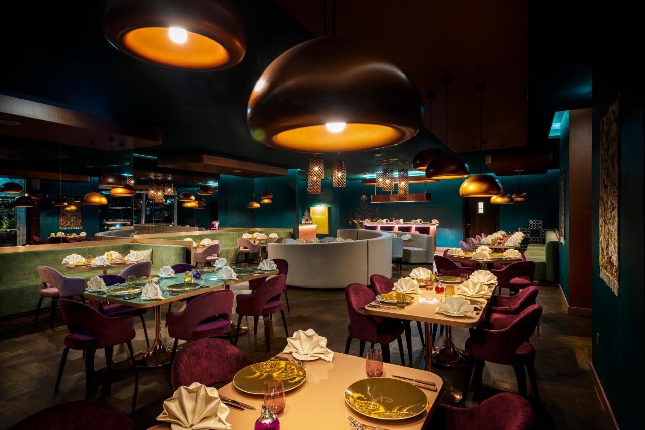 Centara West Bay Hotel & Residences Doha Exterior photo The interior of the restaurant
